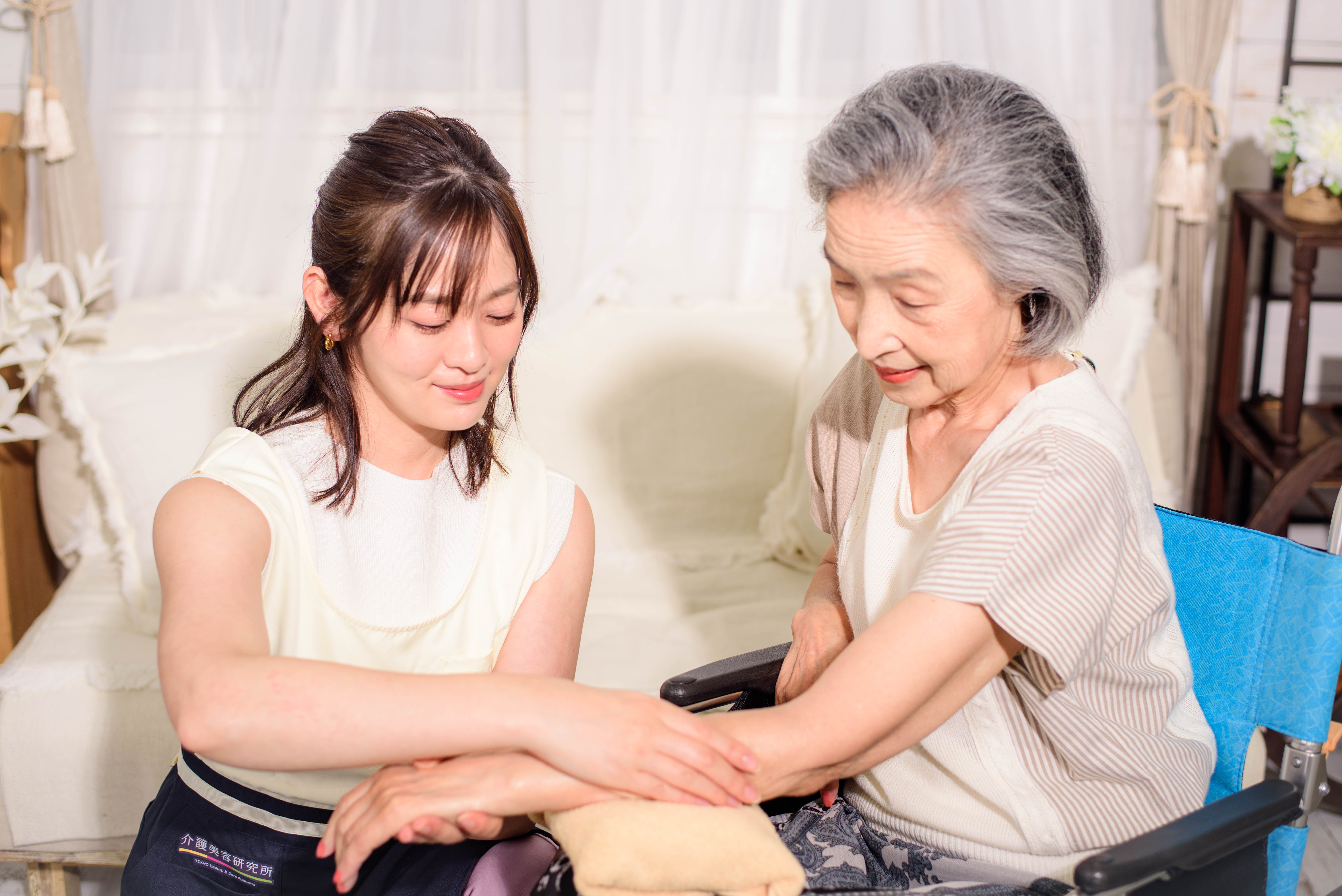 介護の現場で輝く!高齢者の方を笑顔にする美容ケアのテクニック|介護美容マガジン