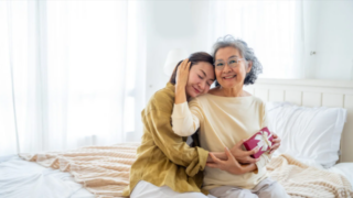 母の日、”ありがとう”の気持ちを美容で届けよう。高齢のお母さまには「介護美容を贈ろう」